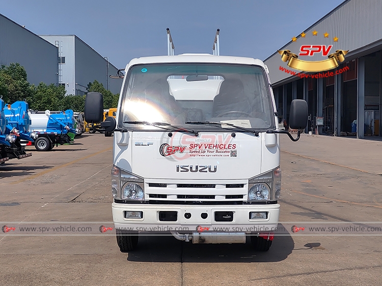 4,000 Litres ISUZU Refueling Truck - Front Side View